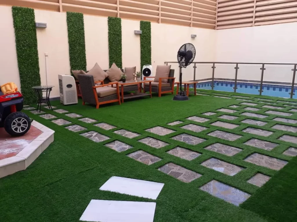 تزيين السطح بالعشب الصناعي