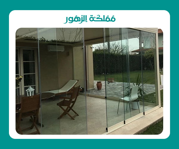 غرفة زجاجية في الحديقة