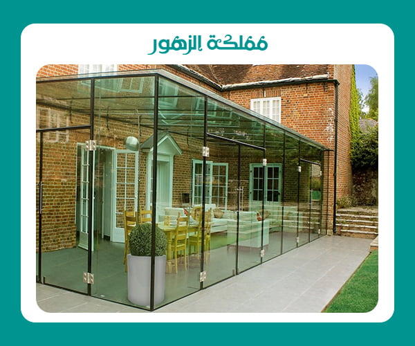 غرفة زجاجية في الحديقة